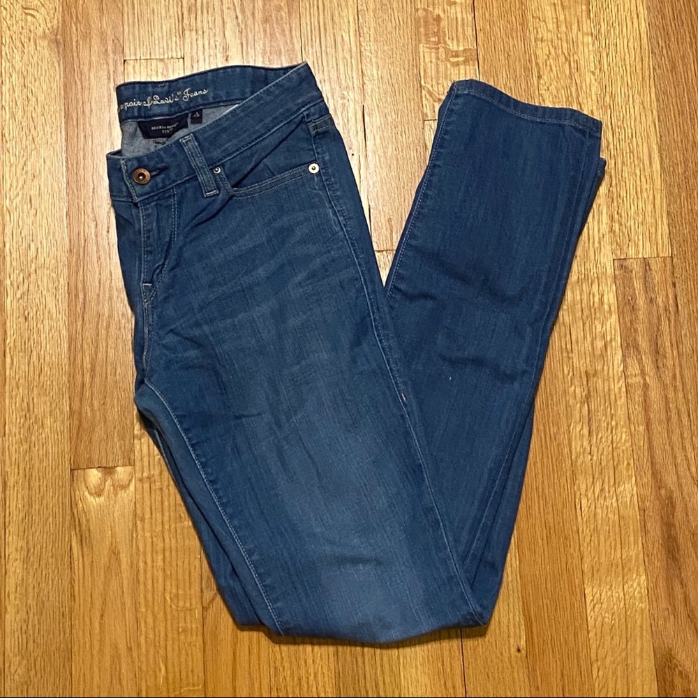 Levi’s Mid -Rose Straight 552. Light Blue Jeans.